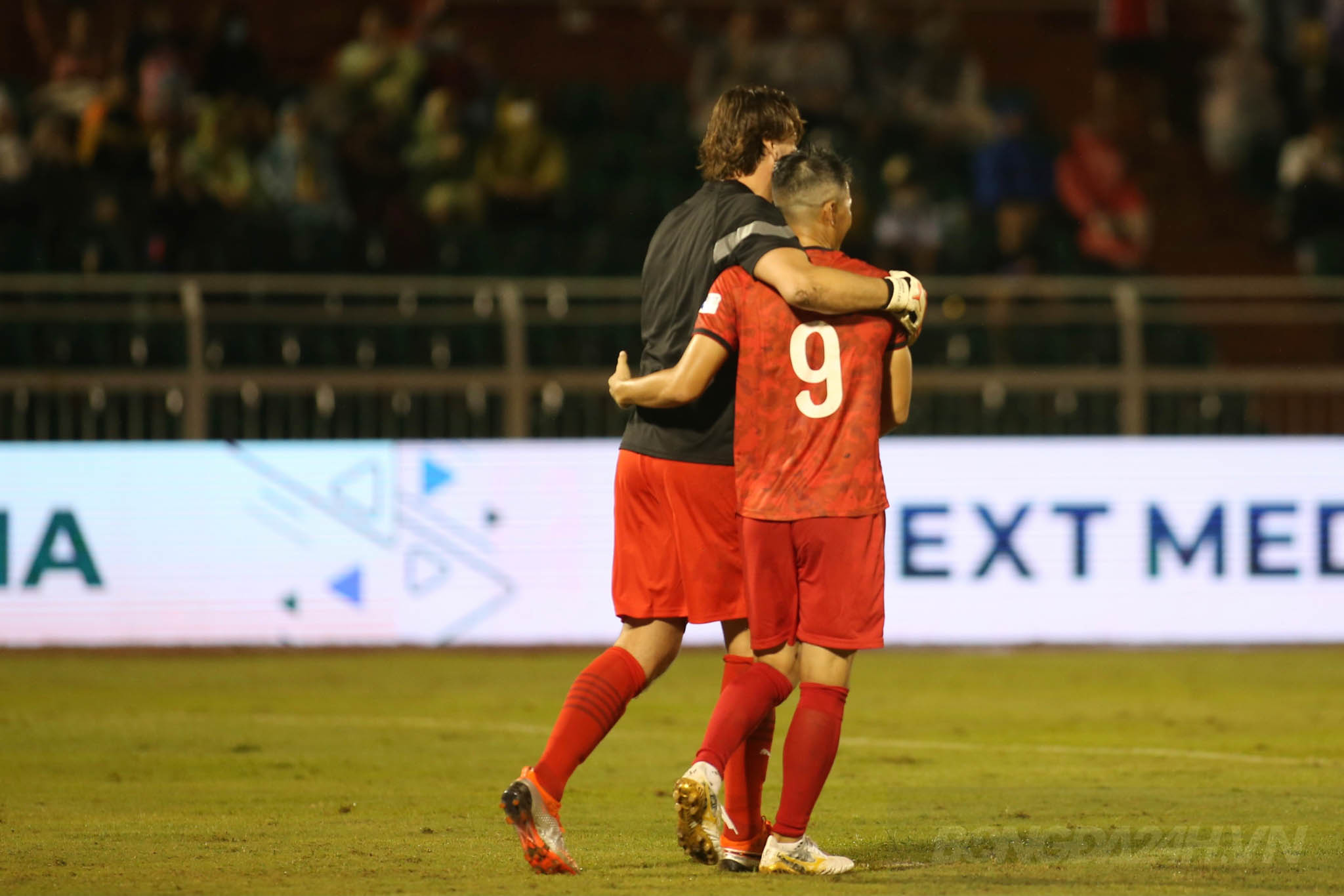 Những cái ôm ấm áp trong trận đấu ý nghĩa True Love 3