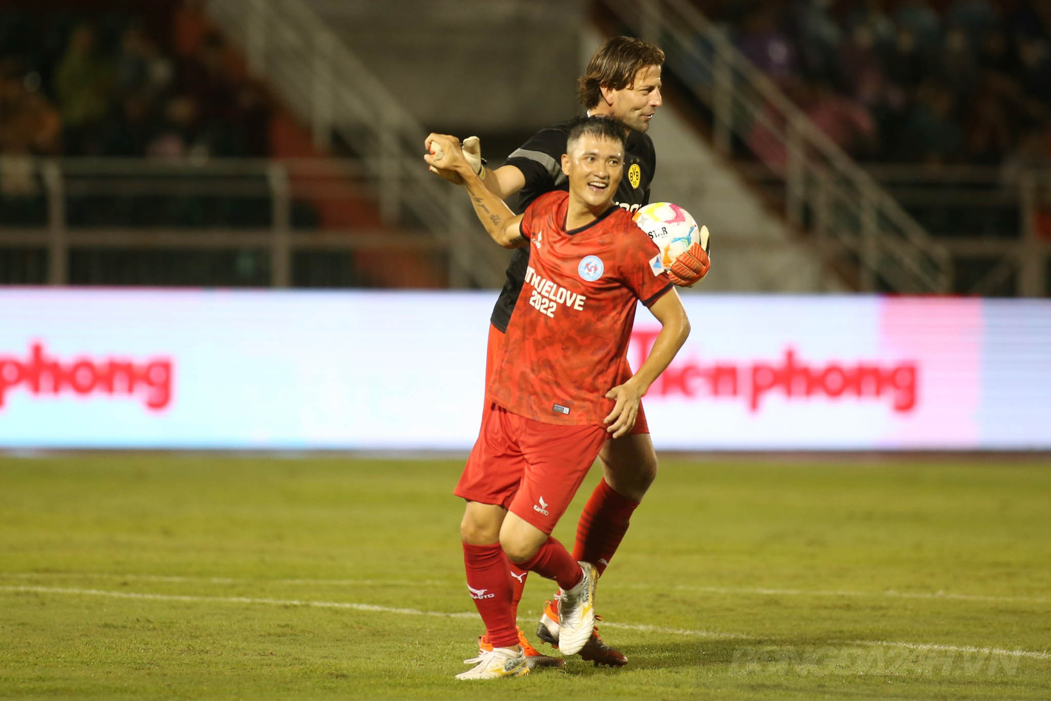 Những cái ôm ấm áp trong trận đấu ý nghĩa True Love 5