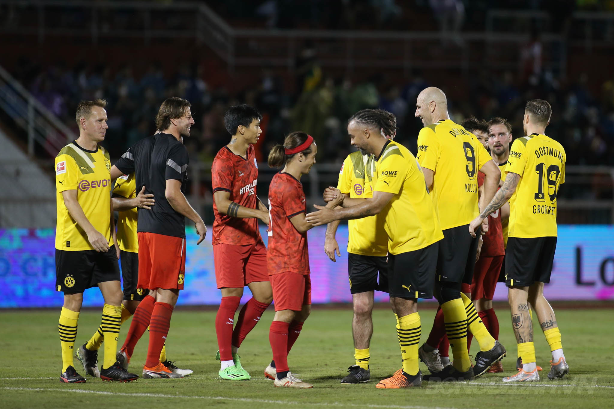 Những cái ôm ấm áp trong trận đấu ý nghĩa True Love 6