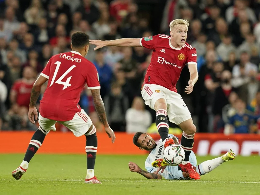 Dimitar Berbatov khuyên Van de Beek và Lingard rời MU