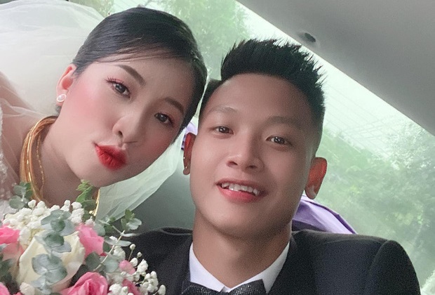 Thủ môn Liêm Điều lên xe hoa với bạn gái Minh Trang (Ảnh: FBNV)