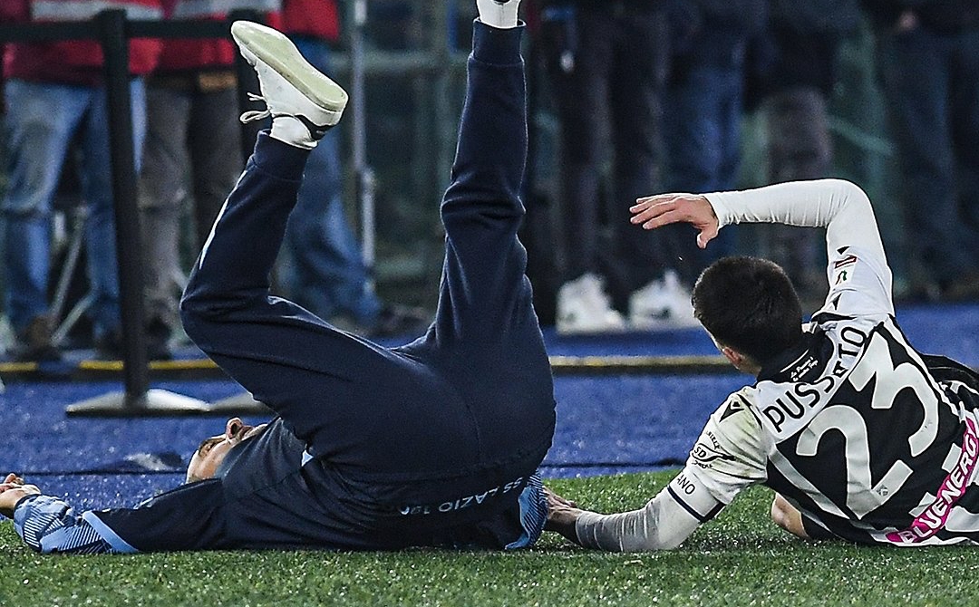 HLV Sarri dính tai nạn trên sân HLV Sarri dính tai nạn trên sân