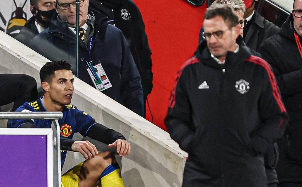 Cristiano Ronaldo phản ứng sau khi ra nghỉ Cristiano Ronaldo phản ứng sau khi ra nghỉ