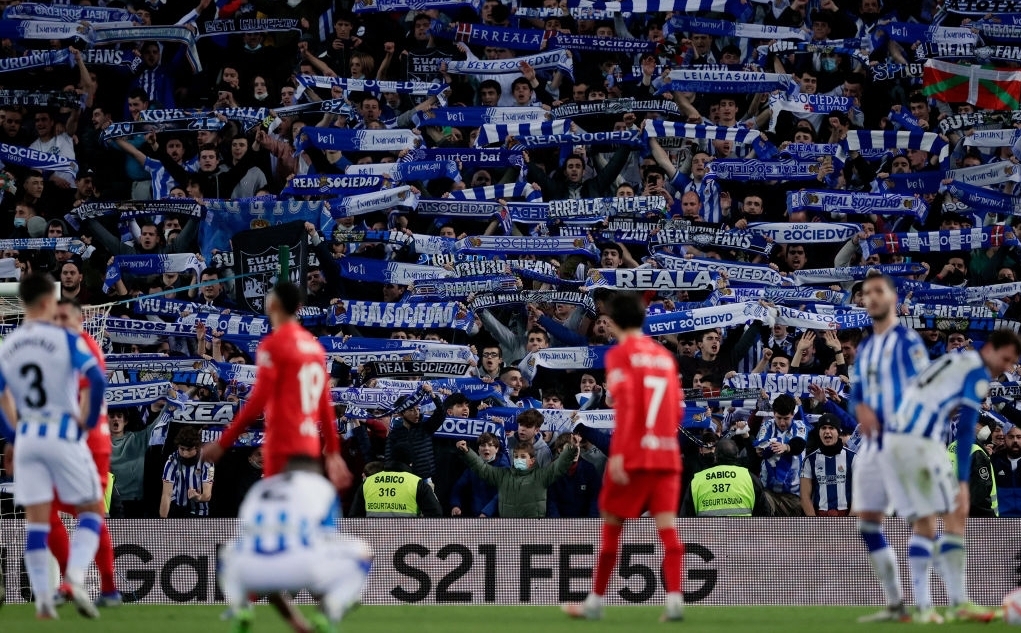 Xe bus của Atletico Madrid bị tấn công hình ảnh Xe bus của Atletico Madrid bị tấn công hình ảnh