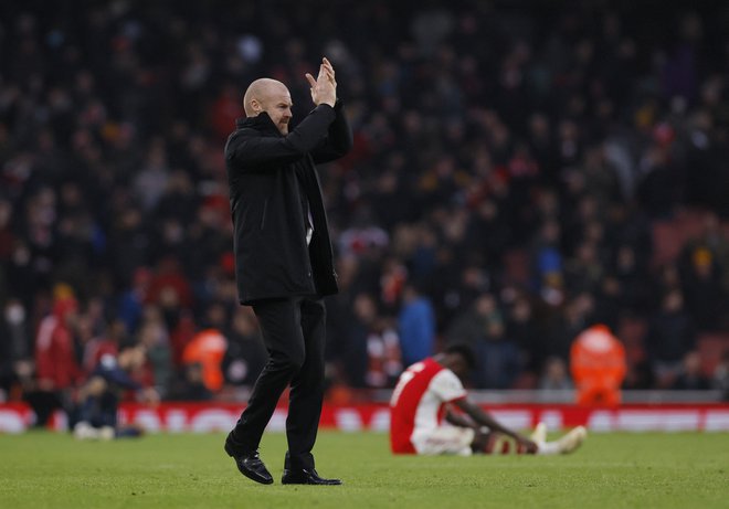 HLV Sean Dyche chúc mừng học trò sau khi cầm hòa Arsenal