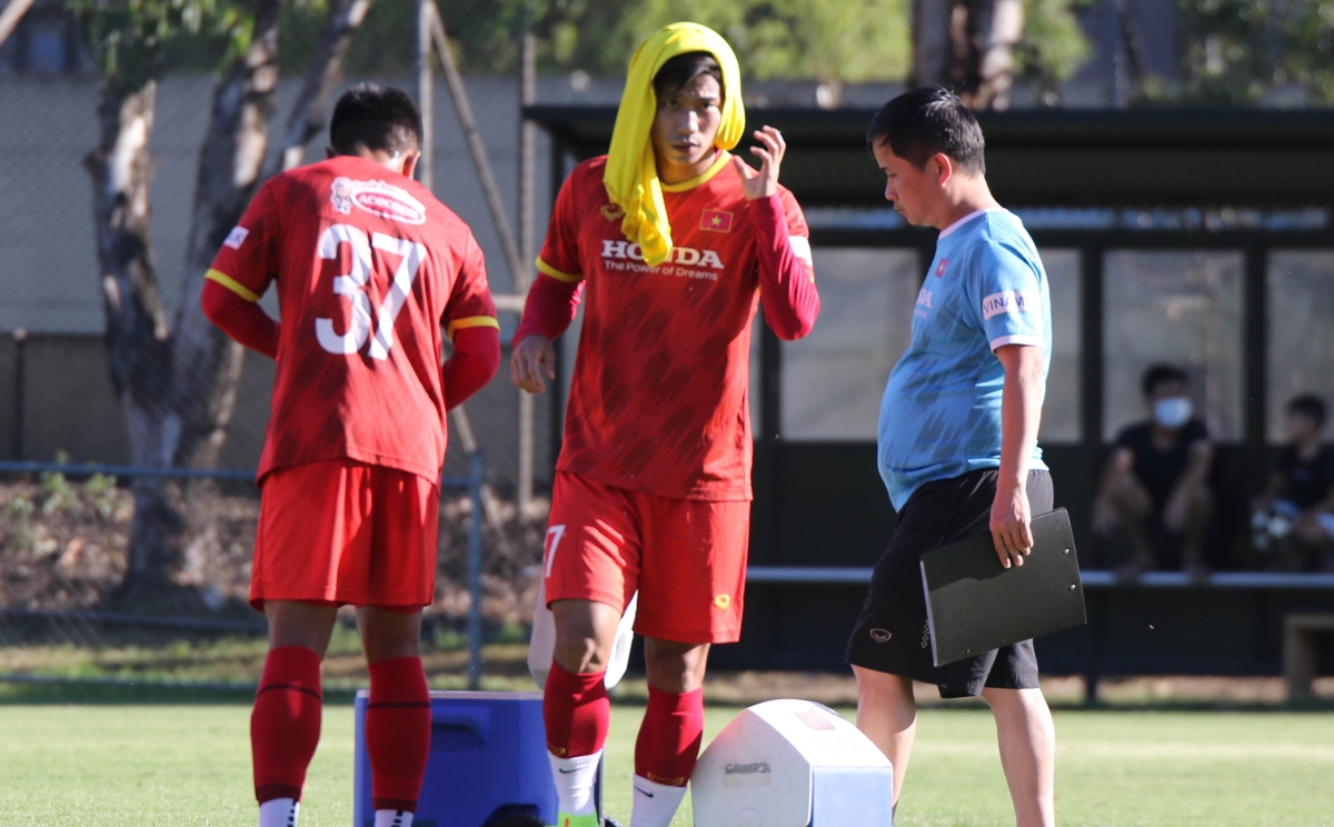 Tuyển Việt Nam tập chiến thuật 26/1