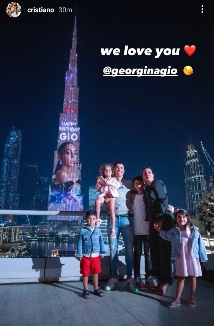 Ronaldo tổ chức sinh nhật cho bạn gái