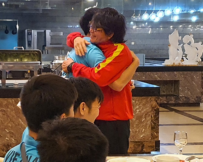 Đình Trọng ôm chặt bác sĩ Choi trước khi chia tay. Ảnh: VFF