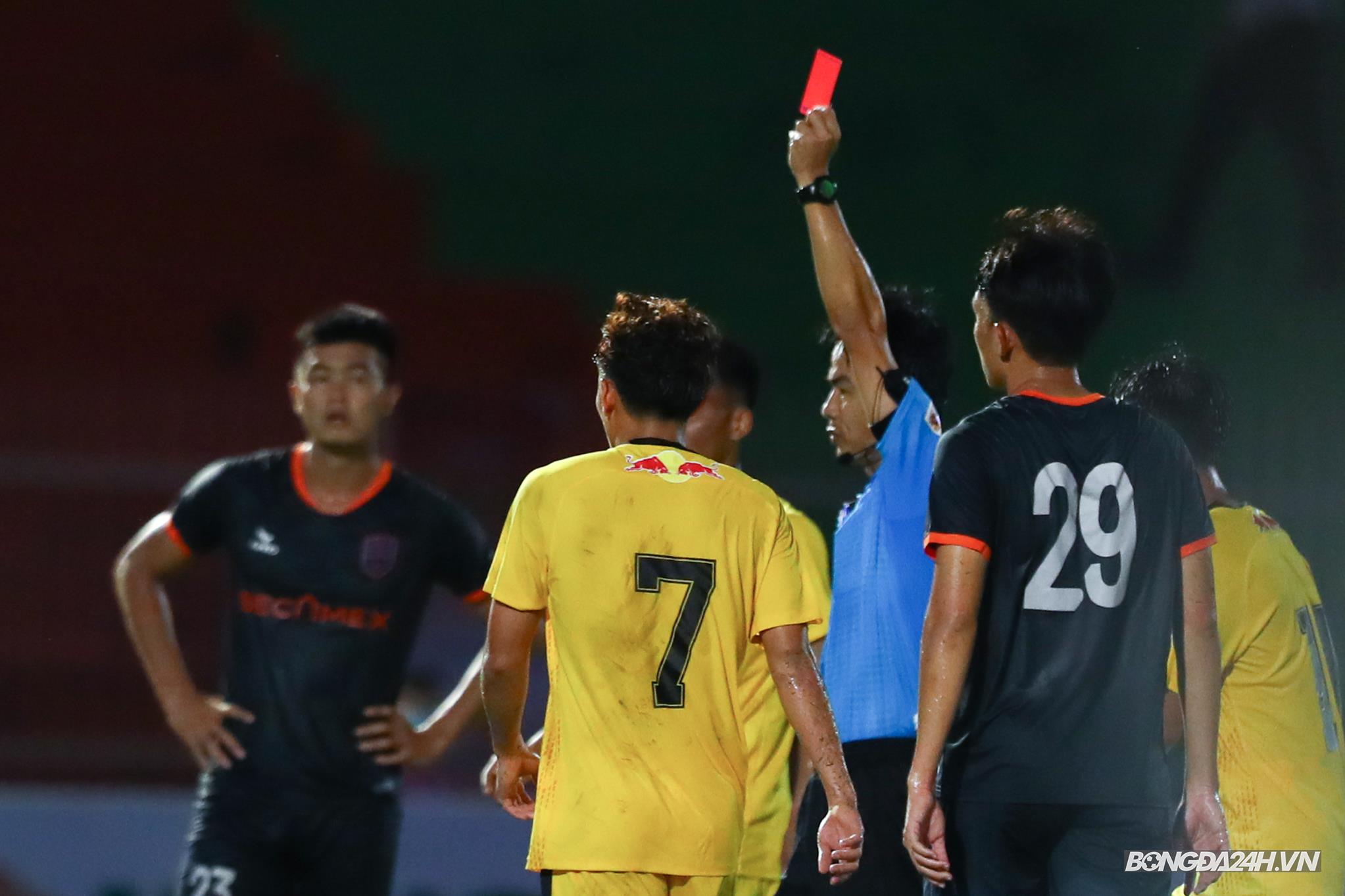 Tô Văn Vũ bị HLV Bình Dương khiển trách khi chơi xấu với sao HAGL hình ảnh Tô Văn Vũ bị HLV Bình Dương khiển trách khi chơi xấu với sao HAGL hình ảnh