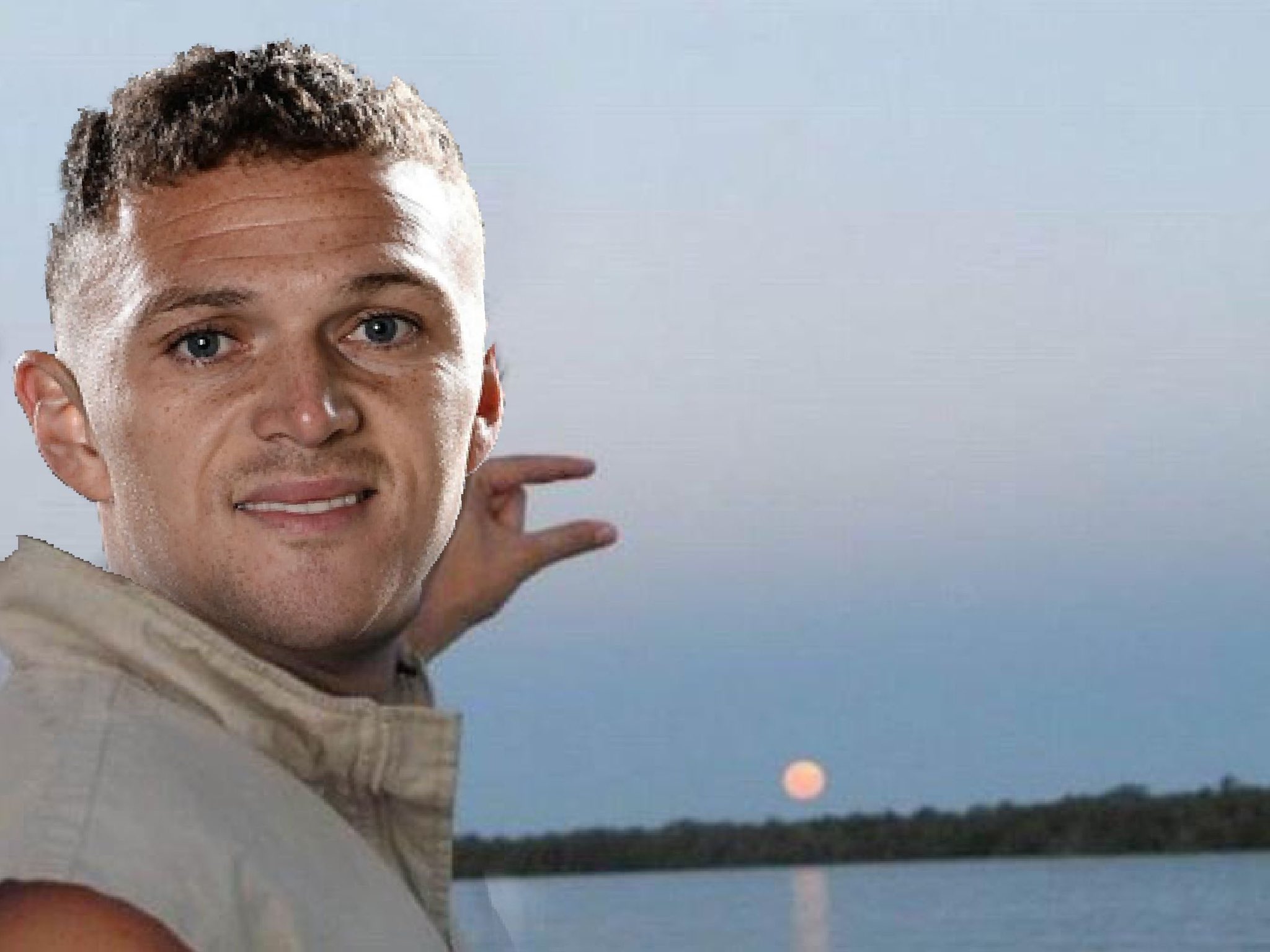 Trippier chỉ sai logo Newcastle