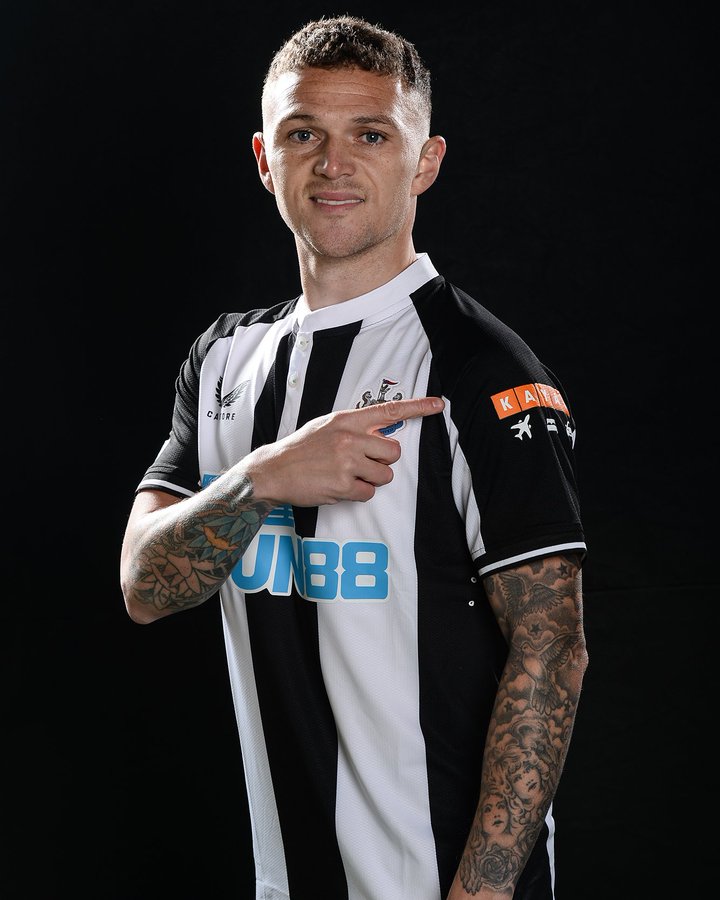 Trippier chỉ sai logo Newcastle
