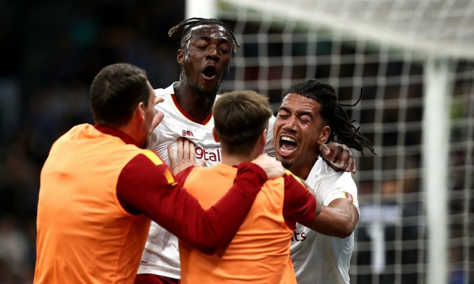 Smalling (phải) mừng bàn ấn định thắng lợi 2-0 trên sân San Siro Milan Italy tối 1/10. Ảnh: Football_HQ Smalling (phai) mung ban an dinh thang loi 2-0 tren san San Siro Milan Italy toi 1/10. anh: Football_HQ