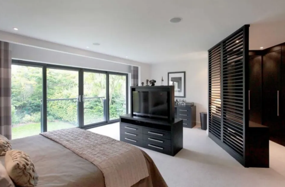 VIDEO Antony khoe đang ở tại biệt thự của Paul Pogba 2