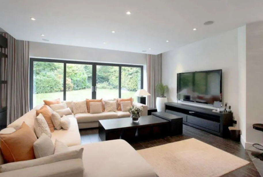 VIDEO Antony khoe đang ở tại biệt thự của Paul Pogba 1