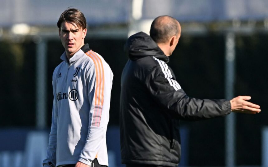 Vì sao Dusan Vlahovic lạc lõng trên hàng công Juventus 2 Vì sao Dusan Vlahovic lạc lõng trên hàng công Juventus 2