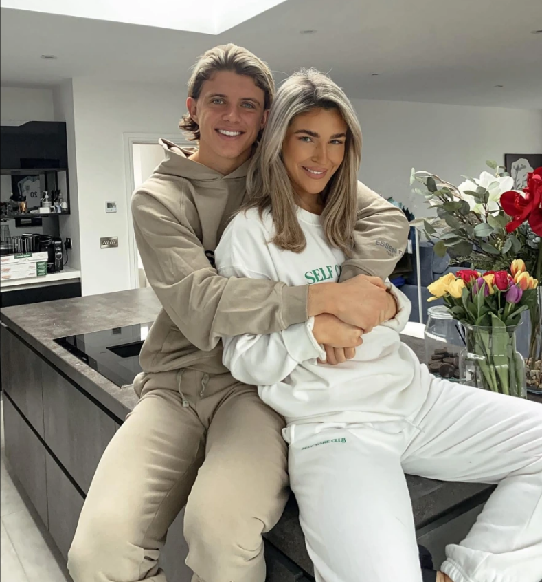 Người mẫu tuyệt đẹp tự hào về Conor Gallagher 6