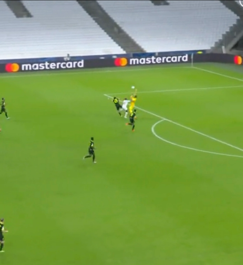 Thảm họa thủ môn xuất hiện ở trận Marseille 4-1 Sporting Lisbon 2