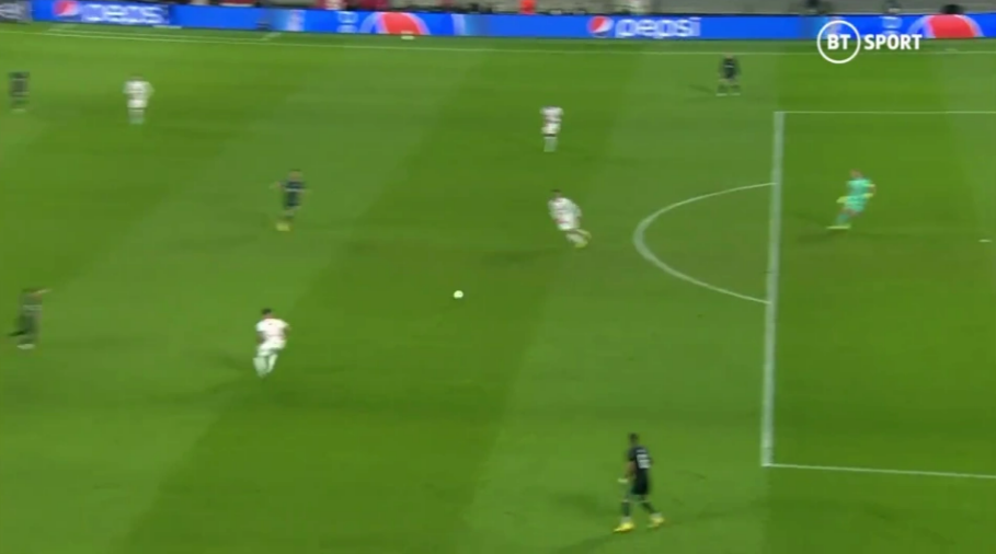 Joe Hart mắc sai lầm khó tin ở Champions League 2 Joe Hart mắc sai lầm khó tin ở Champions League 2