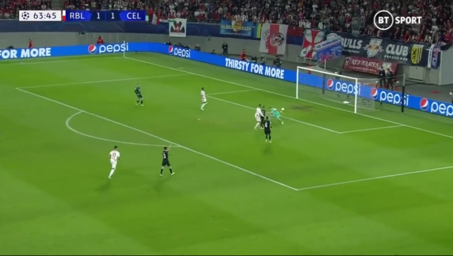 Joe Hart mắc sai lầm khó tin ở Champions League 3 Joe Hart mắc sai lầm khó tin ở Champions League 3