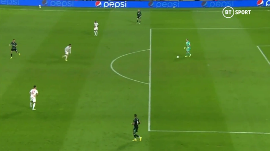 Joe Hart mắc sai lầm khó tin ở Champions League 1 Joe Hart mắc sai lầm khó tin ở Champions League 1