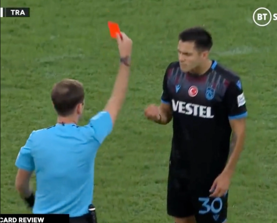 Rợn người với pha bóng vừa xảy ra ở Europa League 2