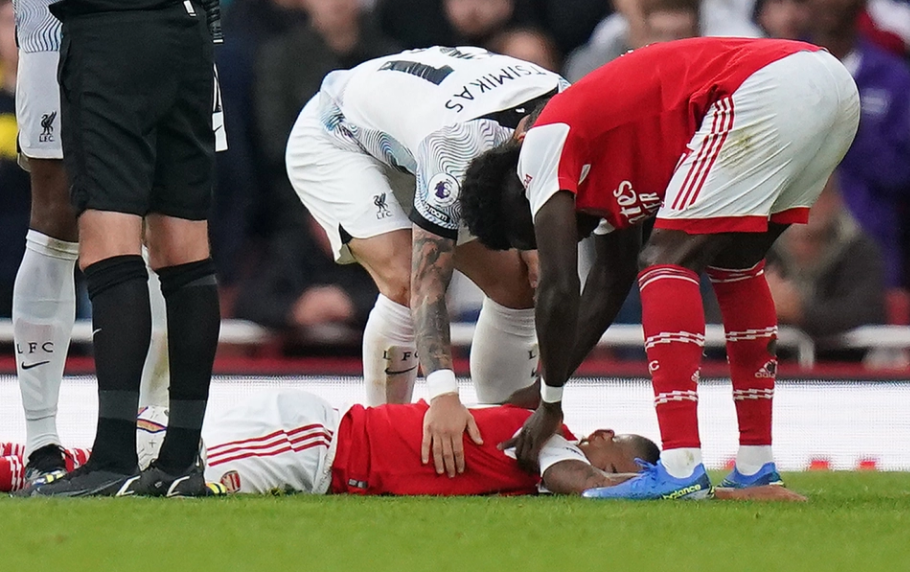 Sao Liverpool hạ đo ván Gabriel Jesus 2