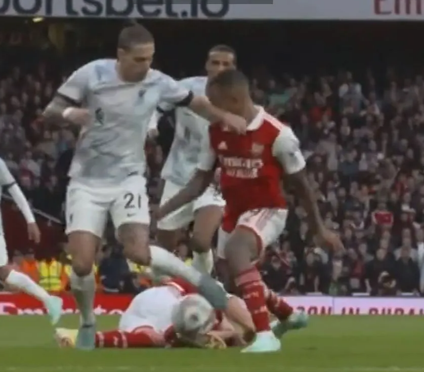 Sao Liverpool hạ đo ván Gabriel Jesus 1