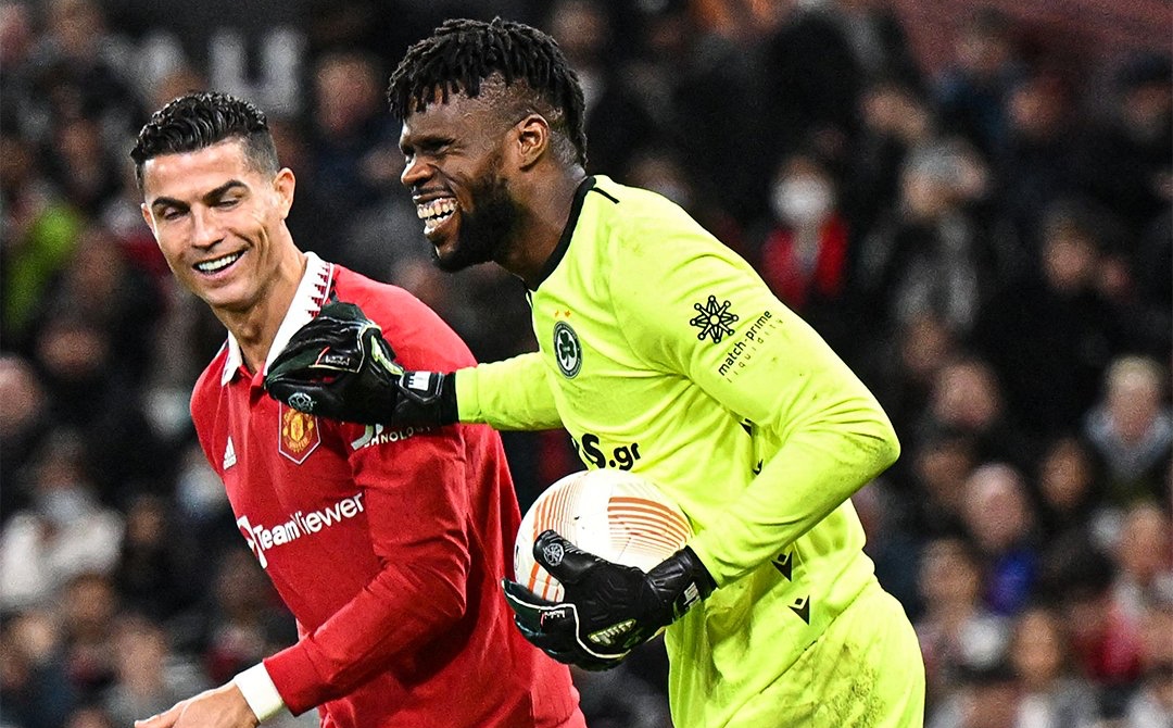 Thủ môn Omonia là fan cứng MU 1