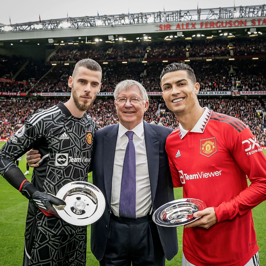 Sir Alex trao giải thưởng cho De Gea và Ronaldo 1 Sir Alex trao giải thưởng cho De Gea và Ronaldo 1