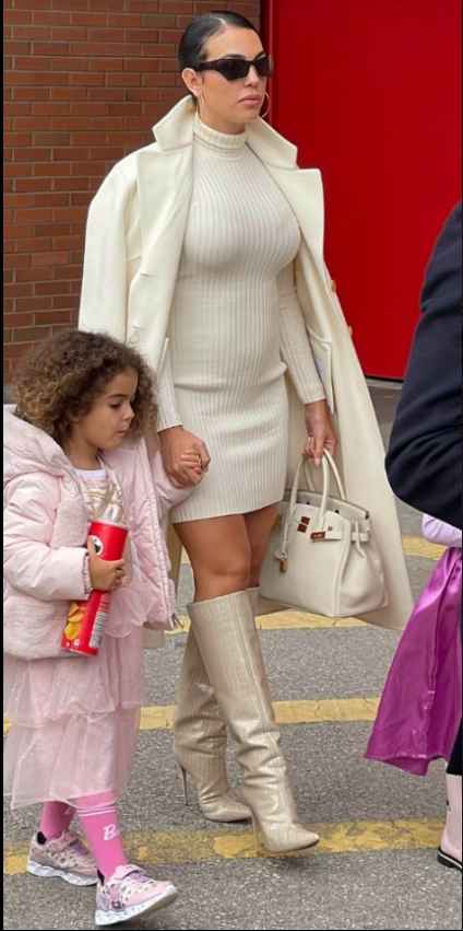 Georgina Rodriguez rạng rỡ đến Old Trafford 2