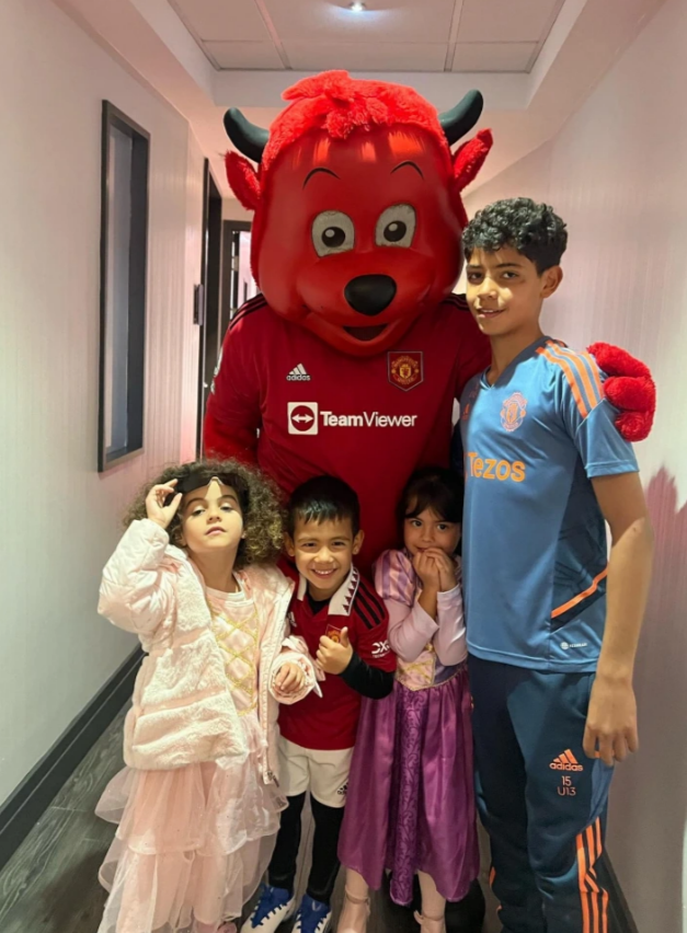 Georgina Rodriguez rạng rỡ đến Old Trafford 1