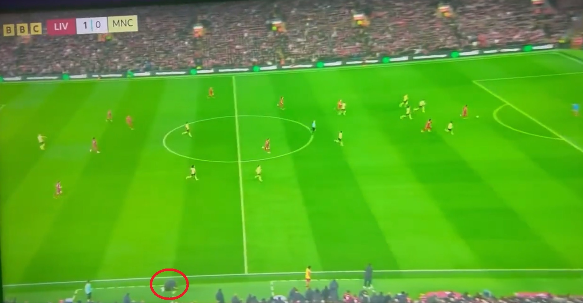 Pep đổ gục xuống sân từ trước khi Salah ghi bàn 2