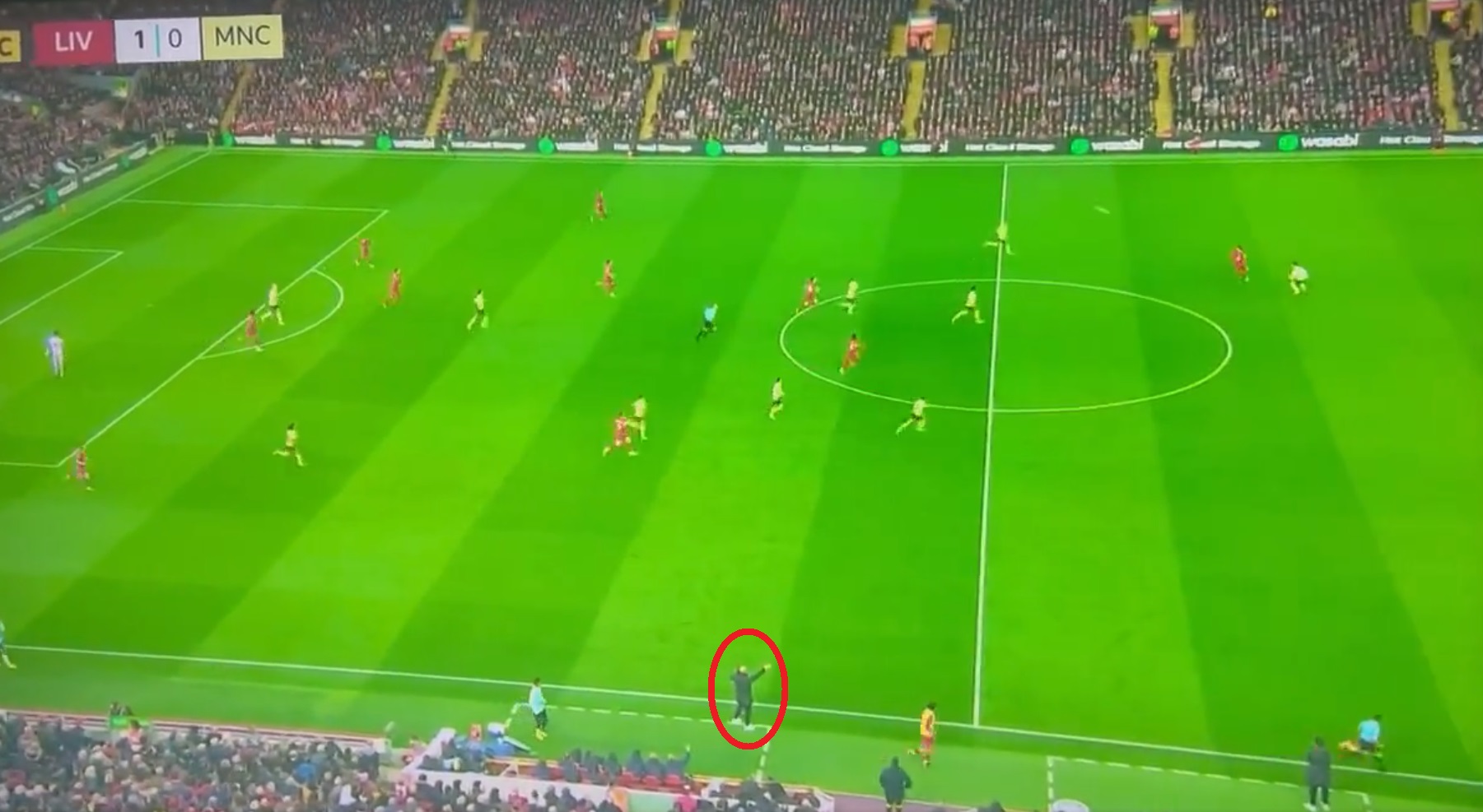 Pep đổ gục xuống sân từ trước khi Salah ghi bàn 1