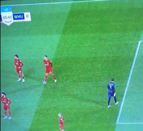 Hành động xấu xí của Van Dijk khiến Bowen đá hỏng 11m 1 Hành động xấu xí của Van Dijk khiến Bowen đá hỏng 11m 1