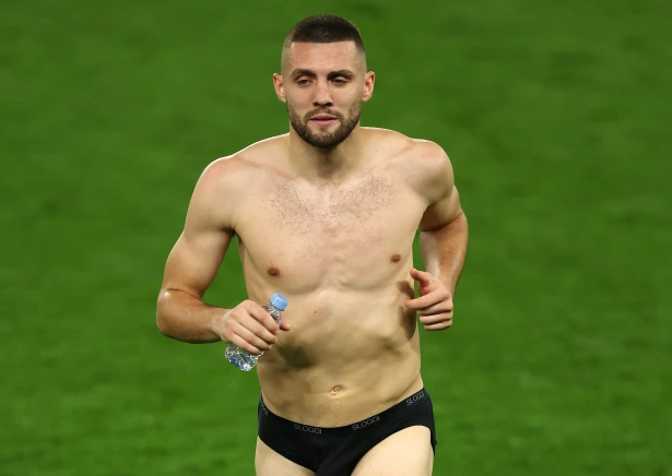 Peter Schmeichel bat ngo voi Kovacic