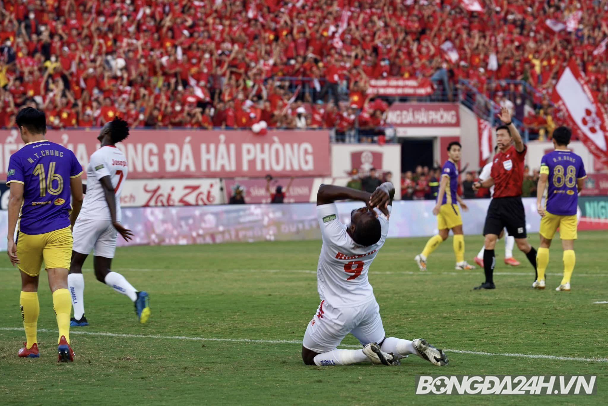 Người cũ của HAGL khiến hàng phòng ngự của Hà Nội chật vật 5