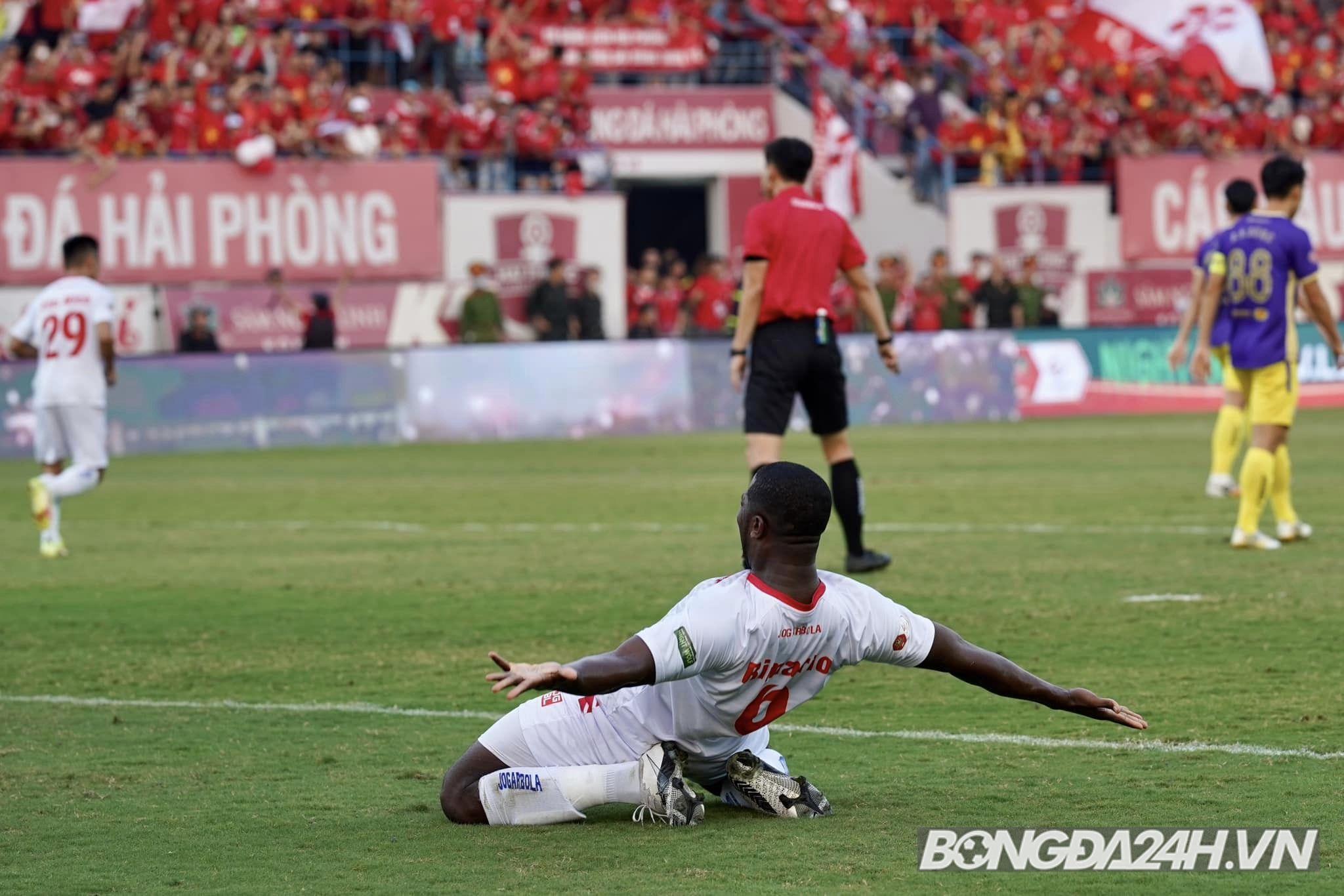 Người cũ của HAGL khiến hàng phòng ngự của Hà Nội chật vật 6