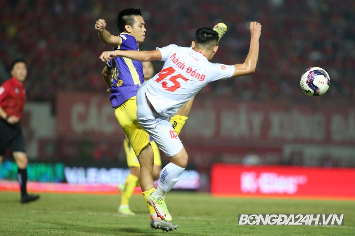 Trọng tài Hàn ngăn cầu thủ Hải Phòng câu giờ 4