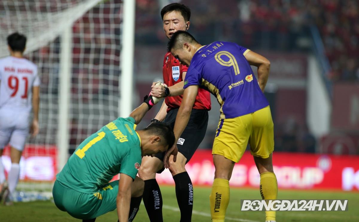 Trọng tài Hàn ngăn cầu thủ Hải Phòng câu giờ 5