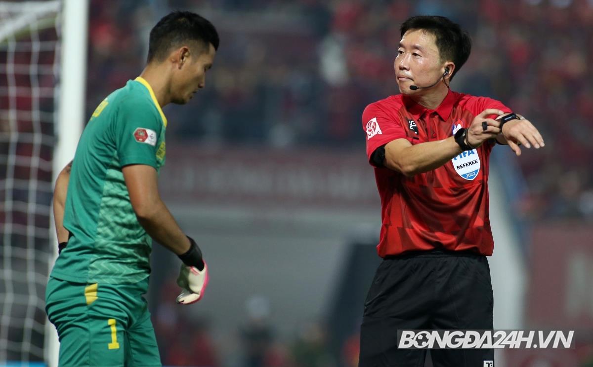 Dan trong tai nguoi Han Quoc lam nhiem vu trong tran Hai Phong vs Ha Noi 23/10