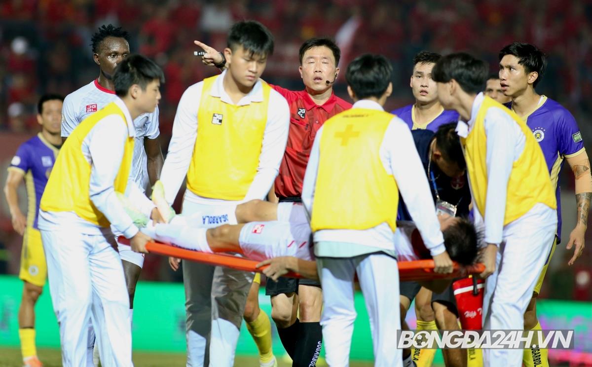 Trọng tài Hàn ngăn cầu thủ Hải Phòng câu giờ 6