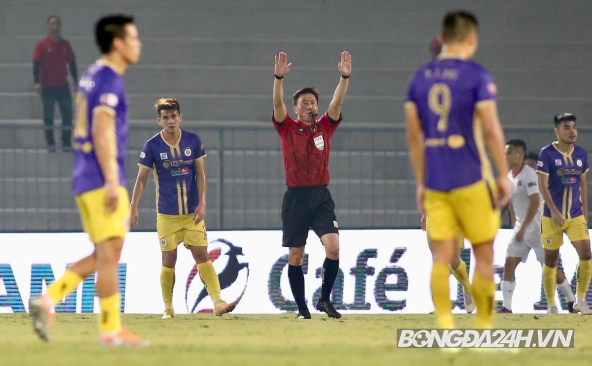 Trọng tài Hàn ngăn cầu thủ Hải Phòng câu giờ 8