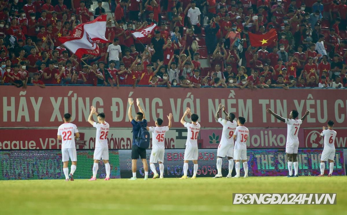 Trọng tài Hàn ngăn cầu thủ Hải Phòng câu giờ 9