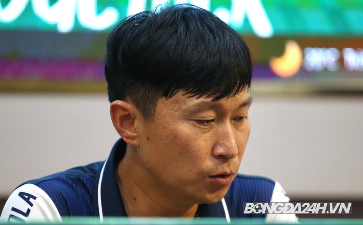 HLV Chun Jae Ho vẫn có nguy cơ bị sa thải dù vừa giúp Hà Nội vô địch V-League 1