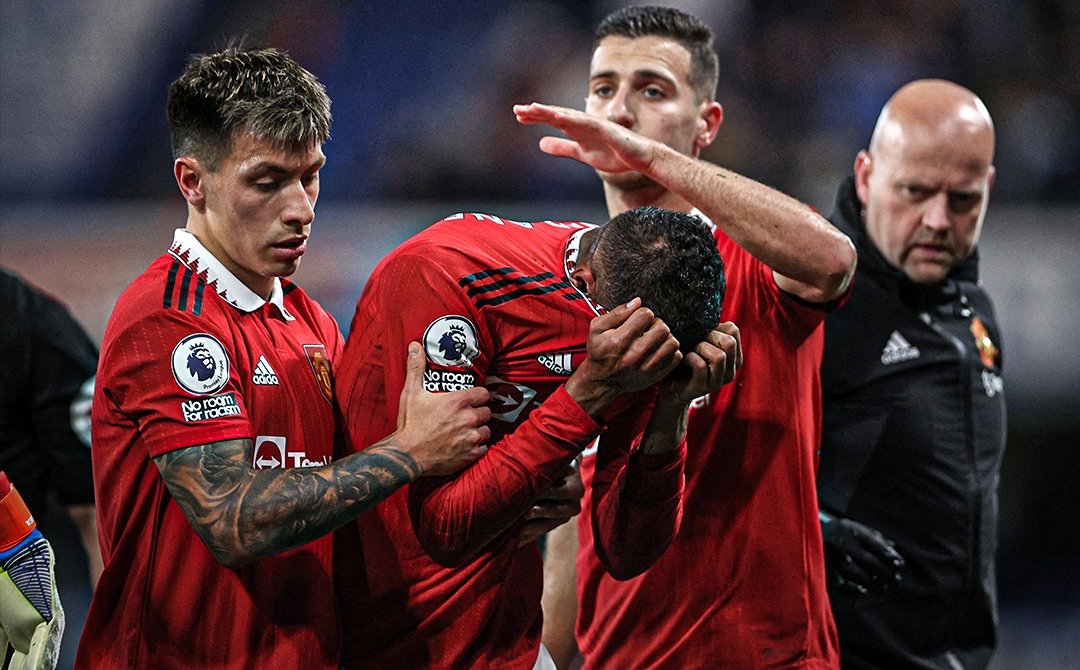 Varane bật khóc khi dính chấn thương ở trận gặp Chelsea Varane bat khoc khi dinh chan thuong o tran gap Chelsea