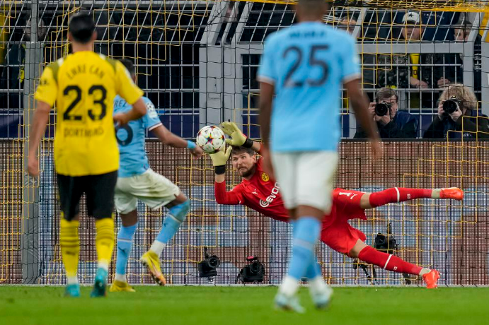 Man City va Dortmund gianh ve di tiep o bang G