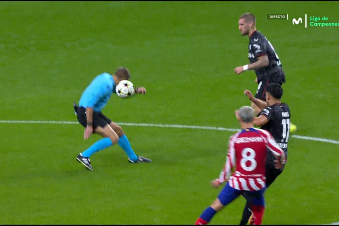 Trọng tài xin lỗi sau khi bị Antoine Griezmann sút bóng vào mặt 1