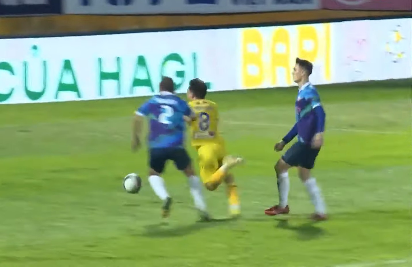 Tiền vệ Minh Vương có hành động đẹp sau trận đấu với Bình Định 1