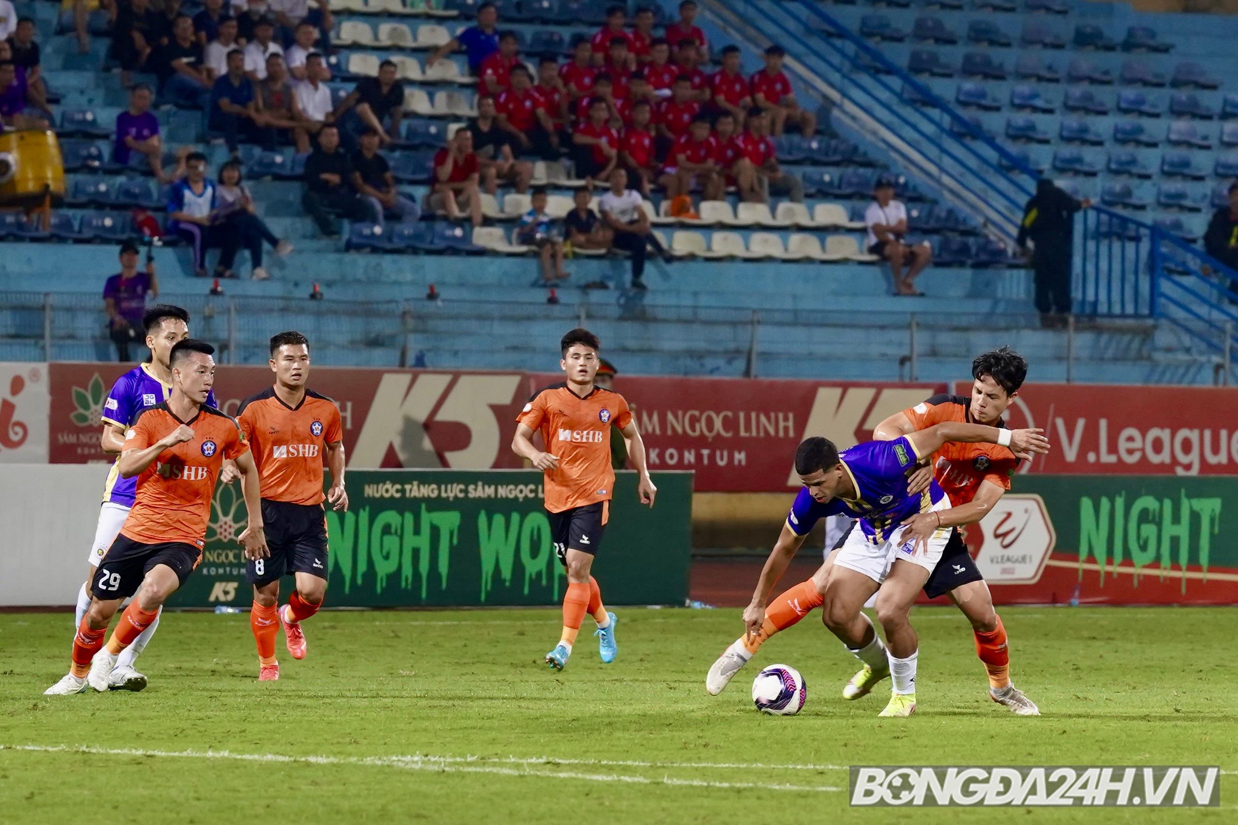 Nén đau thi đấu, thủ môn Đà Nẵng làm nền cho siêu phẩm của Hùng Dũng 10