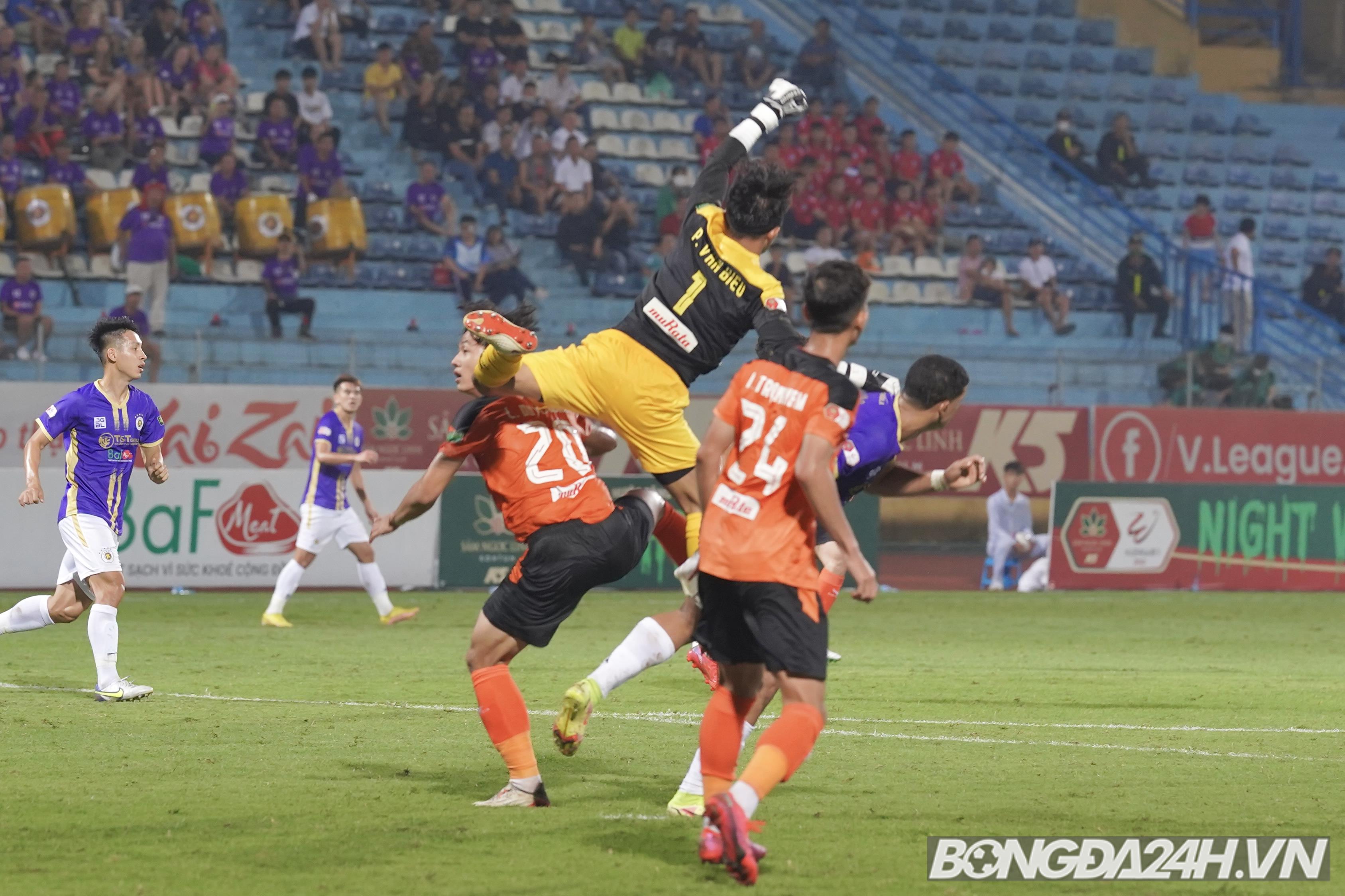 Nén đau thi đấu, thủ môn Đà Nẵng làm nền cho siêu phẩm của Hùng Dũng 2